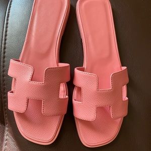 Cute H dupe slippers (no brand)